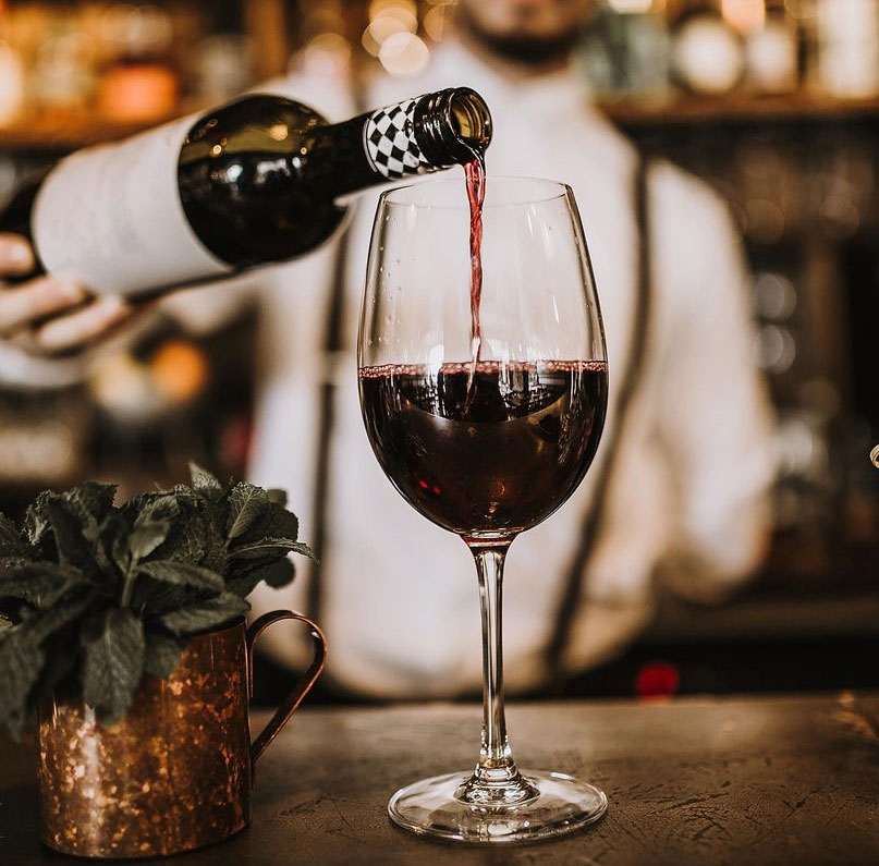 Cách phục vụ rượu